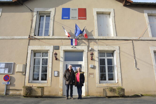 Guy Cadet, maire de la commune de Nieuil (Charente), et Jane Corbett, conseillère municipale, le 15 janvier.