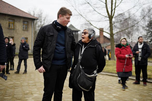 Léo Brachais apprend à Ginnete Kolinka, rescapée de Birkenau, que deux membres de sa famille ont été déportés, puis assassinés ici.