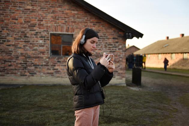 Juliette prend une photographie dans le camp de Birkenau, le 15 janvier.