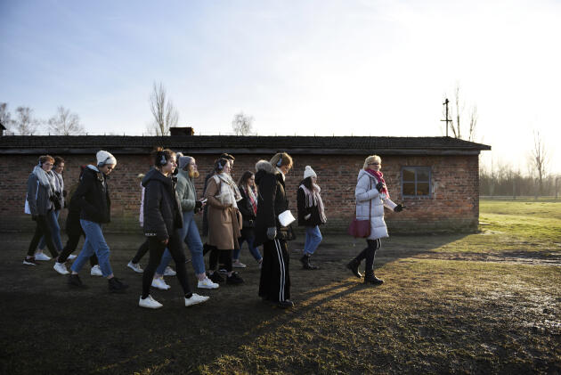 La classe de terminale L au lycée Guillaume-le-Conquérant de Lillebonne (Seine-Maritime), pendant sa visite des baraquements des femmes, au camp de Birkenau, le 15 janvier.