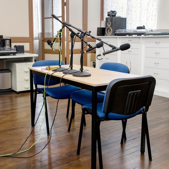 La table qui sert à l'enregistrement d'émissions avec des invités.