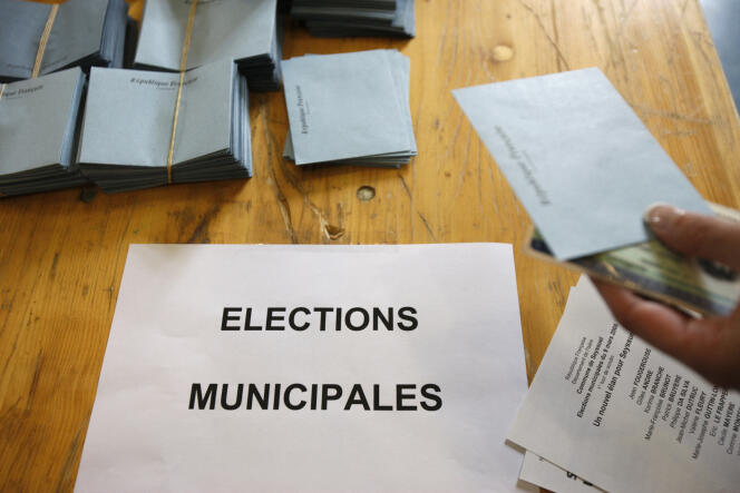 Des bulletins de vote pour une élection municipale.