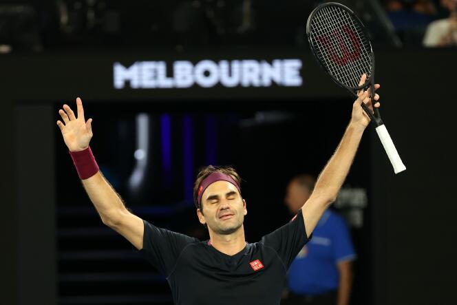 Bousculé par John Millman, Roger Federer célèbre sa 100e victoire à Melbourne, vendredi 24 janvier.