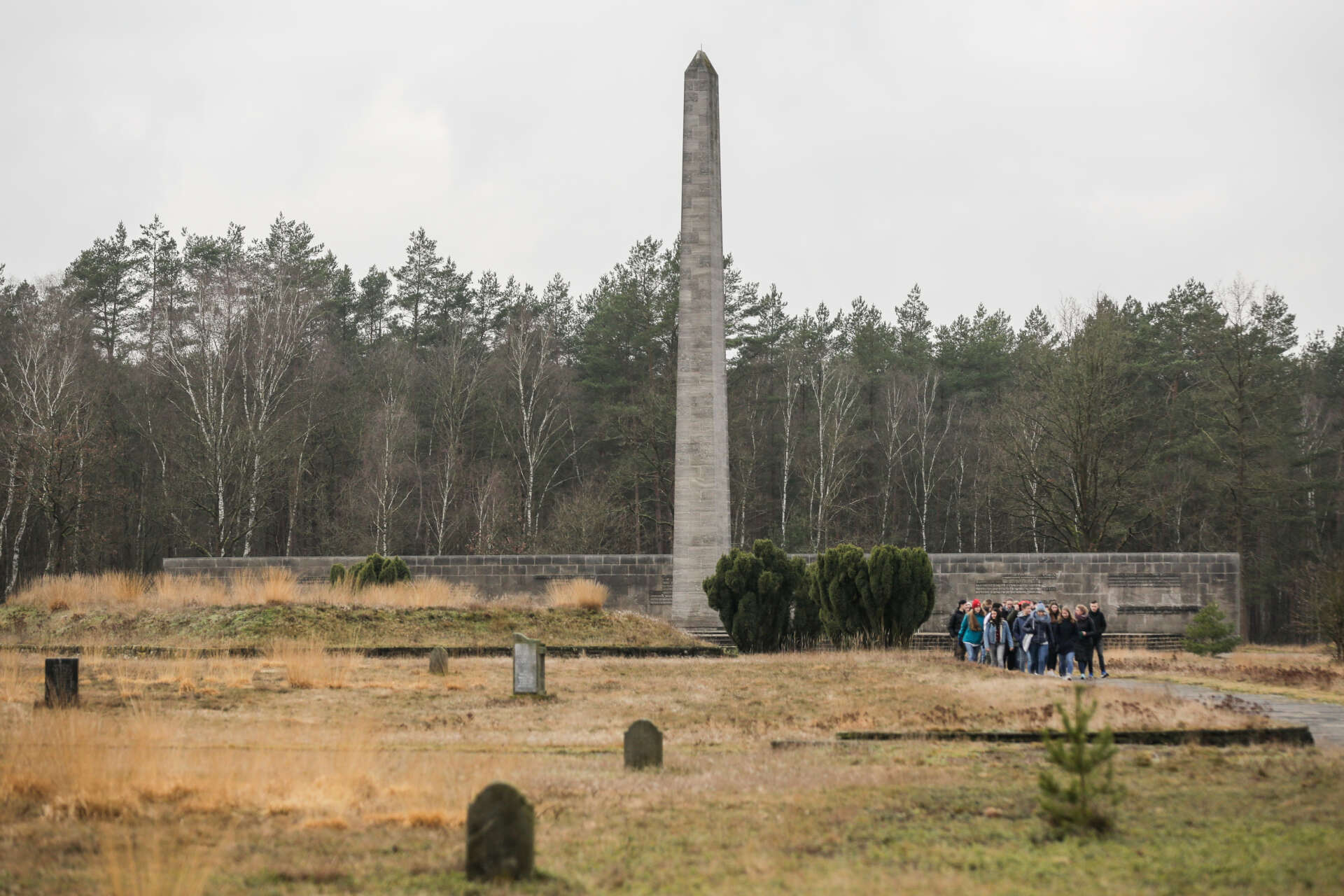 Un groupe d’étudiants visite le Mémorial de Bergen-Belsen, le 23 janvier.