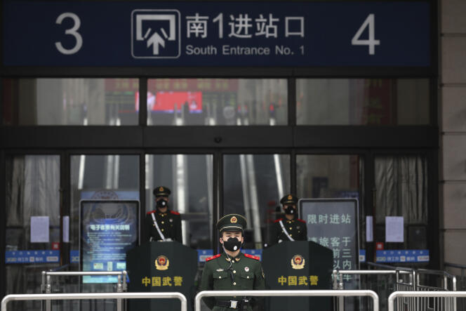 Wuhan, province de Hubei (Chine). La gare de Hankou est fermée et gardée par la police le 23 Janvier.