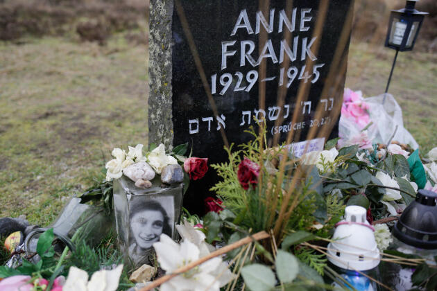 La tombe d’Anne Frank et de sa mère, au Mémorial de Bergen-Belsen (Allemagne).