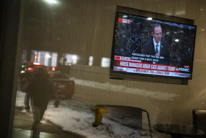 Une télévision diffuse le discours du procureur démocrate Adam Schiff, au Sénat, le 22 janvier 2020.