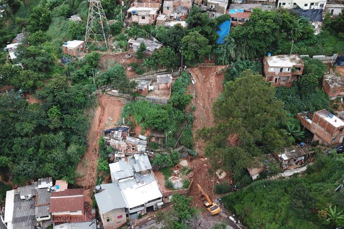 A Belo Horizonte, les secours recherchent les personnes disparues.