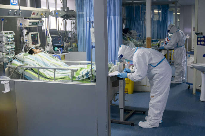 Des médecins s’occupent de patients au sein de l’unité de soins intensifs de l’hôpital Zhongnan, à Wuhan, en Chine, le 24 janvier.
