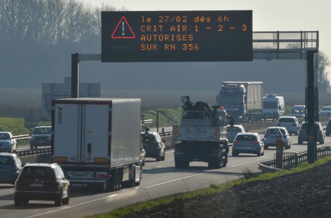 File de véhicules à Englos près de Lille (Nord) lors d’un pic de pollution aux particules fines le 27 février 2019.