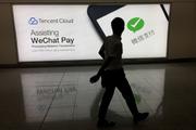 Une publicité pour l’application WeChat Pay, à l’aéroport d’Hongkong, en août 2017.
