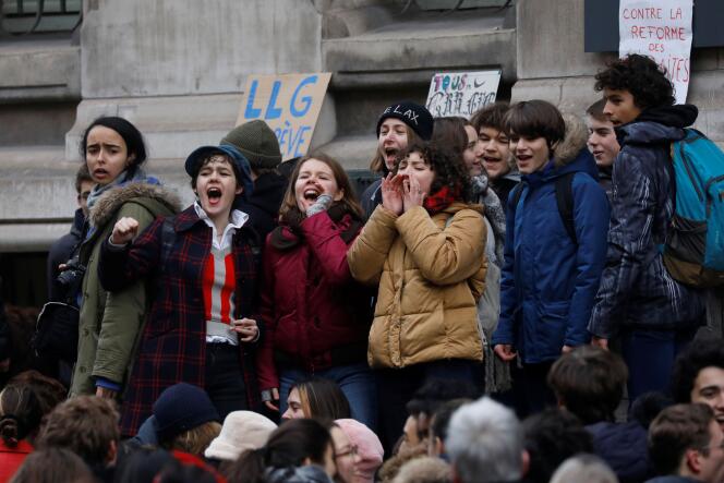 Des élèves bloquent l’entrée du lycée Louis-le-Grand, contre le projet de réforme des retraites, le 24 janvier à Paris.