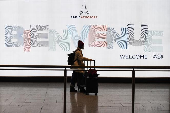 Un passager en provenance de Chine, à l’aéroport de Roissy, le 26 janvier.