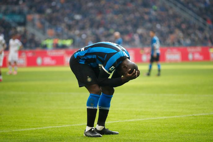 Tiền đạo của Inter Milan, Romelu Lukaku, là mục tiêu của những tiếng la hét phân biệt chủng tộc từ những người ủng hộ Sardinia trong trận đấu của câu lạc bộ với Cagliari Calcio tại sân vận động San Siro của Milan vào ngày 26 tháng 1.