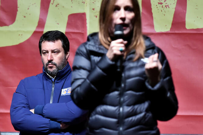 Le chef de la Ligue, Matteo Salvini, derrière la candidate en Emilie-Romagne, Lucia Borgonzoni, à Bibbiano (Italie), le 23 janvier 2020.