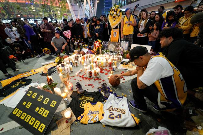 Des fans de Kobe Bryant se recueillent dans la soirée devant le Staples Center, à Los Angeles, le 26 janvier.