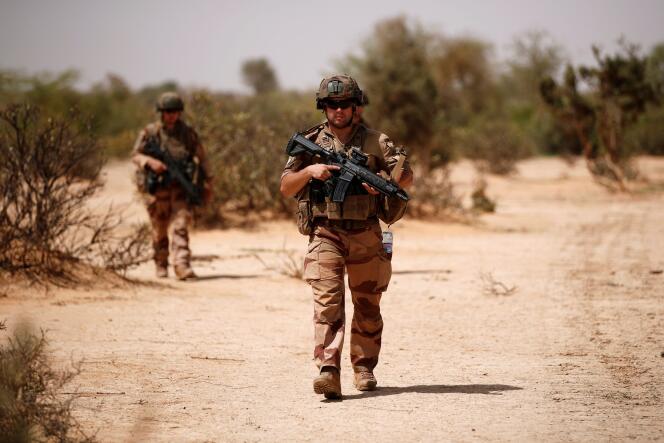 Des soldats français mènent une opération de contrôle dans la région du Gourma lors de l’opération Barkhane à Ndaki, au Mali, le 27 juillet 2019.