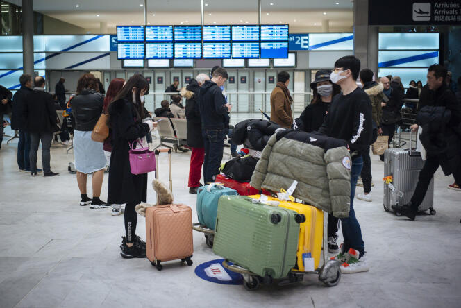 Des voyageurs arrivant de Pékin, à l’aéroport Charles-de-Gaulle, le 27 janvier.