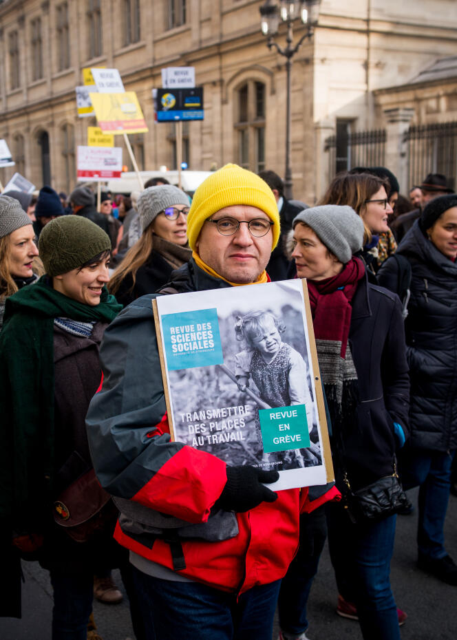 Des membres de revues scientifiques manifestent contre le projet de réforme des retraites, à Paris, le 24 janvier.