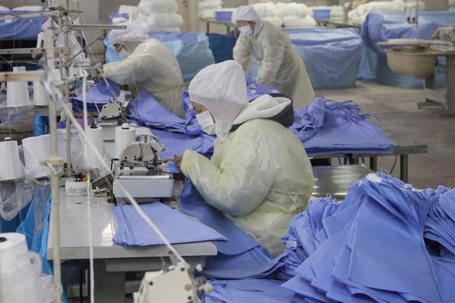 Dans une usine de production d’uniformes médiaux, à Nantong (Chine), en janvier 2020.