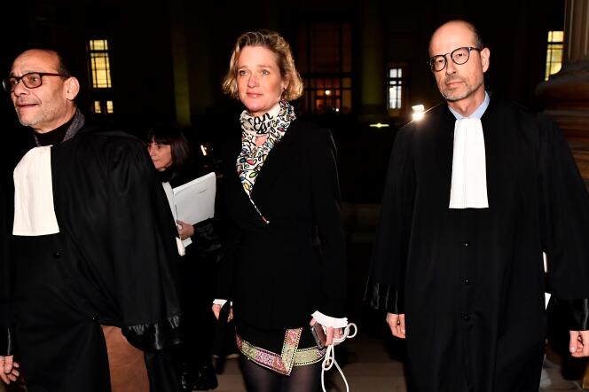Delphine Boël entourée de ses avocats, avant son audience devant la cour de cassation à Bruxelles, le 13 décembre 2019.