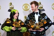 Billie Eilish et son frère Finneas O’Connell posent avec leurs prix aux Grammy Awards, le 26 janvier à Los Angeles.