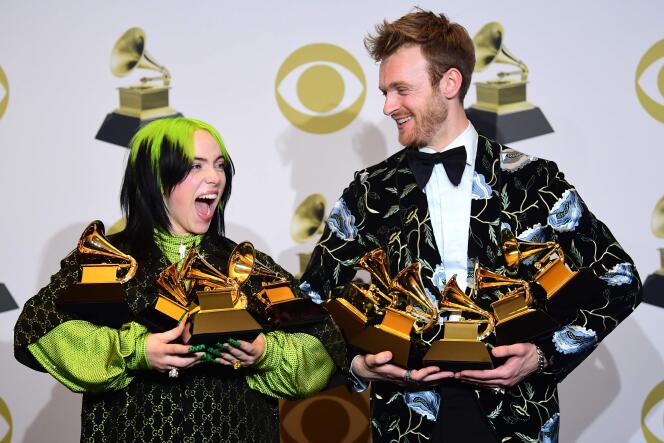 Billie Eilish et son frère Finneas O’Connell posent avec leurs prix aux Grammy Awards, le 26 janvier à Los Angeles.