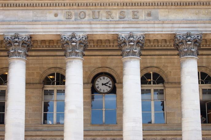 A la Bourse de paris, les petites valeurs affichent une capitalisation boursière inférieure à 1 milliard d’euros et les valeurs phares dépassent le cap des 10 milliards d’euros.