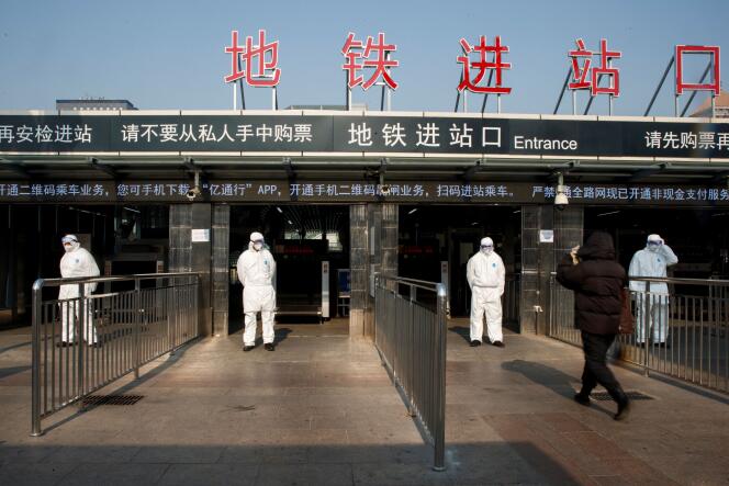 Contrôle de la température corporelle à l’entrée du métro de Pékin, le 25 janvier.