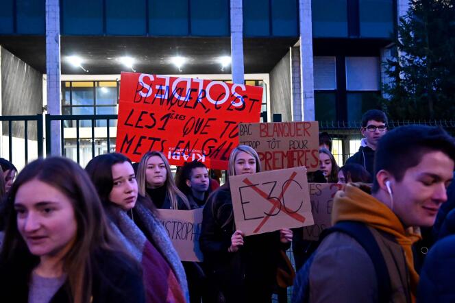Des lycéens protestent contre les nouvelles « épreuves communes de contrôle continu » (E3C), à Montfort-sur-Meu (Ille-et-Vilaine), le 20 janvier.