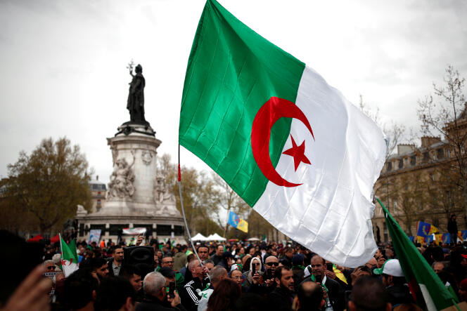 Manifestaciones de argelinos que viven en Francia en apoyo del movimiento de protesta Hirak, el 7 de abril de 2019, en París.