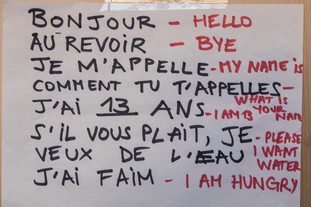 Un aide-mémoire est affiché pour les résidents sur un mur du CAIR.