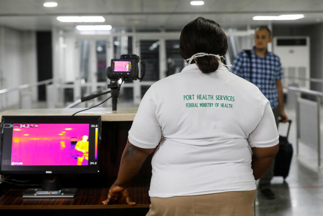 Une employée de l’aéroport de Lagos, au Nigeria, utilise une caméra thermique à l’arrivée d’un vol, le 22 janvier 2020.