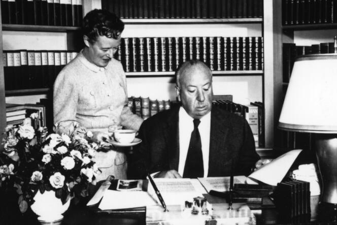 Alma et Alfred Hitchcock en train de travailler sur « Vertigo » (« Sueurs froides »), dans les années 1950.