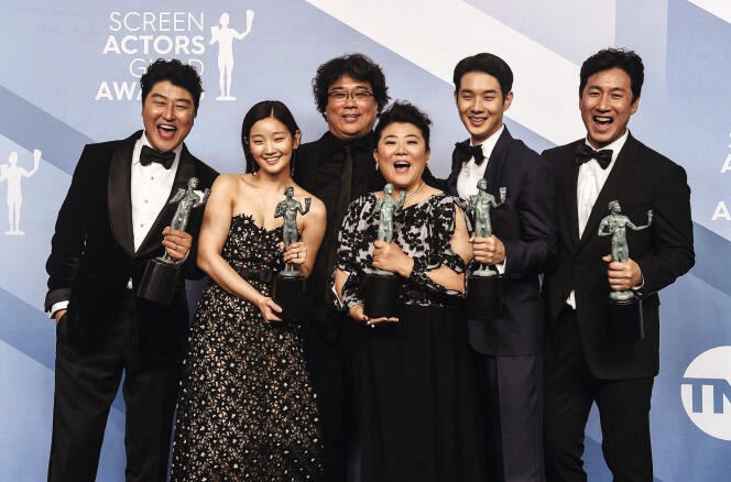 <p>Bong Joon-ho (au centre) et les acteurs de son film <i>Parasite</i> lors de la soirée des Screen Actors Guild Awards, le 19 janvier, à Los Angeles.</p>