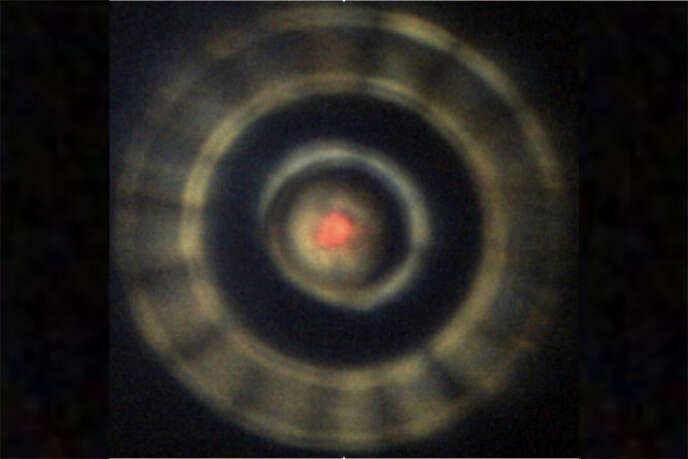 Echantillon d’hydrogène dans une enclume toroïdale vers 300 GPa, éclairé par le faisceau IR-visible du synchrotron.