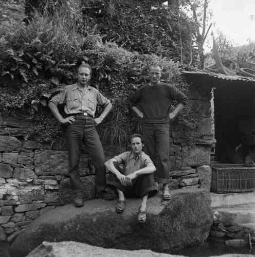 « En 1950, Corneille retrouve ses amis néerlandais Theo Wolvecamp et Tjako Hansma à Pont-Aven, le village breton où Gauguin initia la révolution de la peinture moderne en peignant les paysages et les traditions de Bretagne avec des couleurs libres et pures. »
