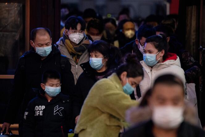 Des usagers des transports en commun portant des masques de protection, dans une gare de Pékin, le 29 janvier.