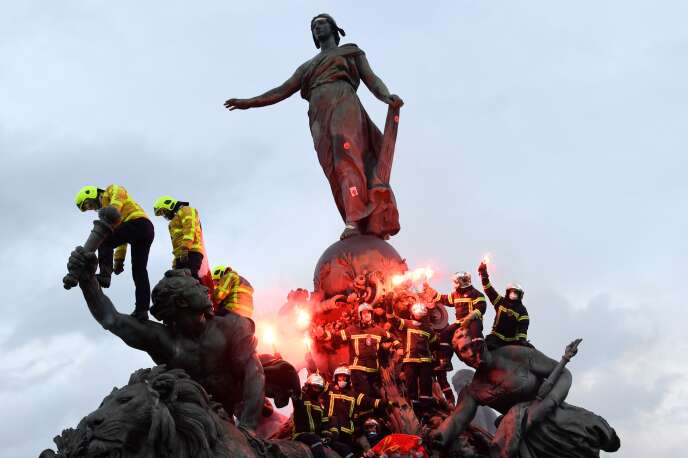 Manifestation des pompiers place de la Nation à Paris, le 28 janvier.