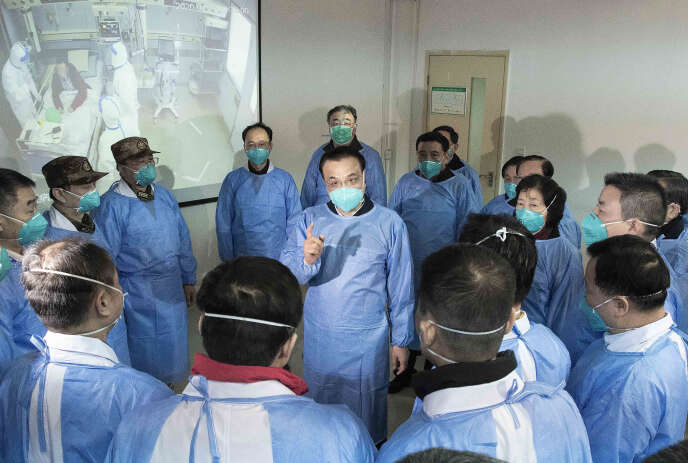 Le premier ministre chinois Li Keqiang, en visite dans un hôpital de Wuhan, dans la province du Hubei, le 27 janvier.