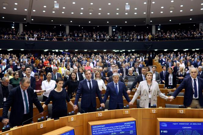 Aussitôt après le vote, qui a scellé le départ des eurodéputés britanniques, nombre d’élus se sont donné la main dans l’hémicycle et ont entonné le chant écossais « Auld Lang Syne » (Ce n’est qu’un au revoir), certains brandissant des écharpes aux couleurs des drapeaux britannique et européen.