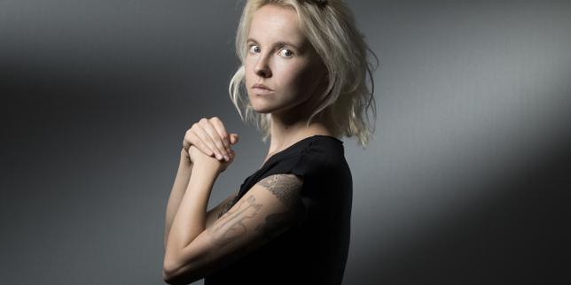 Cécile Coulon, écrivaine : « Je tords le cou à l'idée qu'il faudrait quitter son lieu de naissance pour réussir »