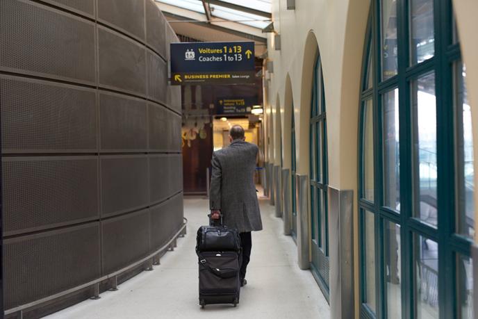 Géraldine Lay, extrait de la série « Ne pas dépasser la ligne ! », Gare du Nord, Paris 2015.