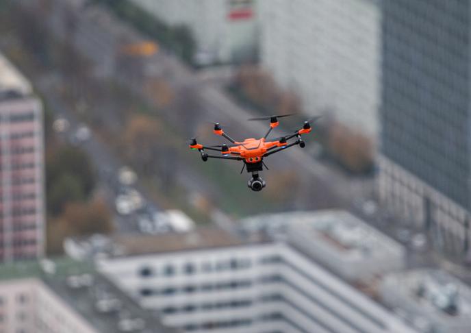 Un drone survole Berlin, le 13 novembre 2019.