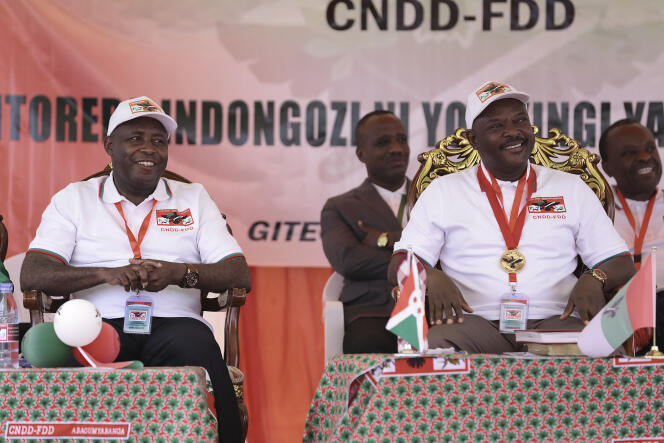 Le général Evariste Ndayishimiye (à gauche) et le président Pierre Nkurunziza, lors du congrès du CNDD-FDD, à Gitega, au Burundi, le 26 janvier 2020.