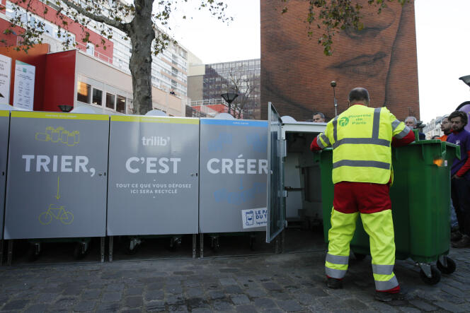 Des conteneurs pour le tri des déchets à Paris, en décembre 2016.