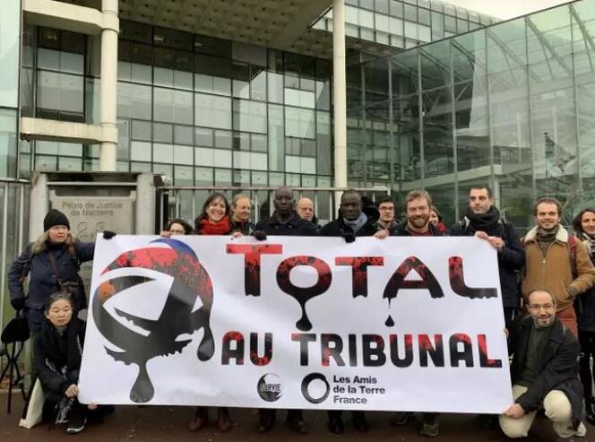 Des représentants des Amis de la Terre et de Survie manifestent contre Total devant le tribunal de grande instance de Nanterre, le 12 décembre 2019.