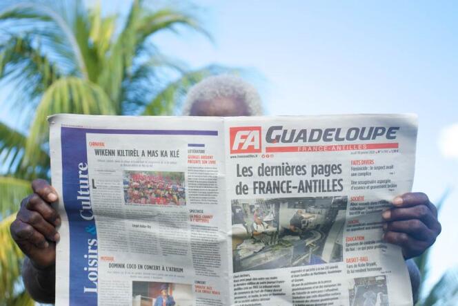 Un homme tient le dernier numéro du journal régional « France-Antilles », le 30 janvier 2020, à Pointe-à-Pitre, dans l’archipel d’outre-mer français de la Guadeloupe.