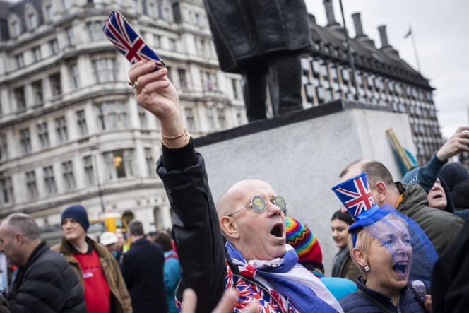 Des partisans du Brexit se sont rassemblés devant le Parlement, à Londres, pour fêter le départ de Royaume-Uni de l’Union européenne.