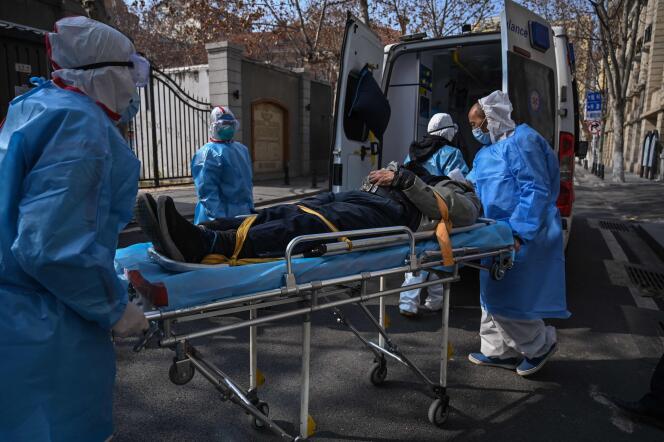 Evacuation d’un patient pouvant être infecté par le coronavirus, à Wuhan, dans la province de Hubei en Chine, le 30 janvier.